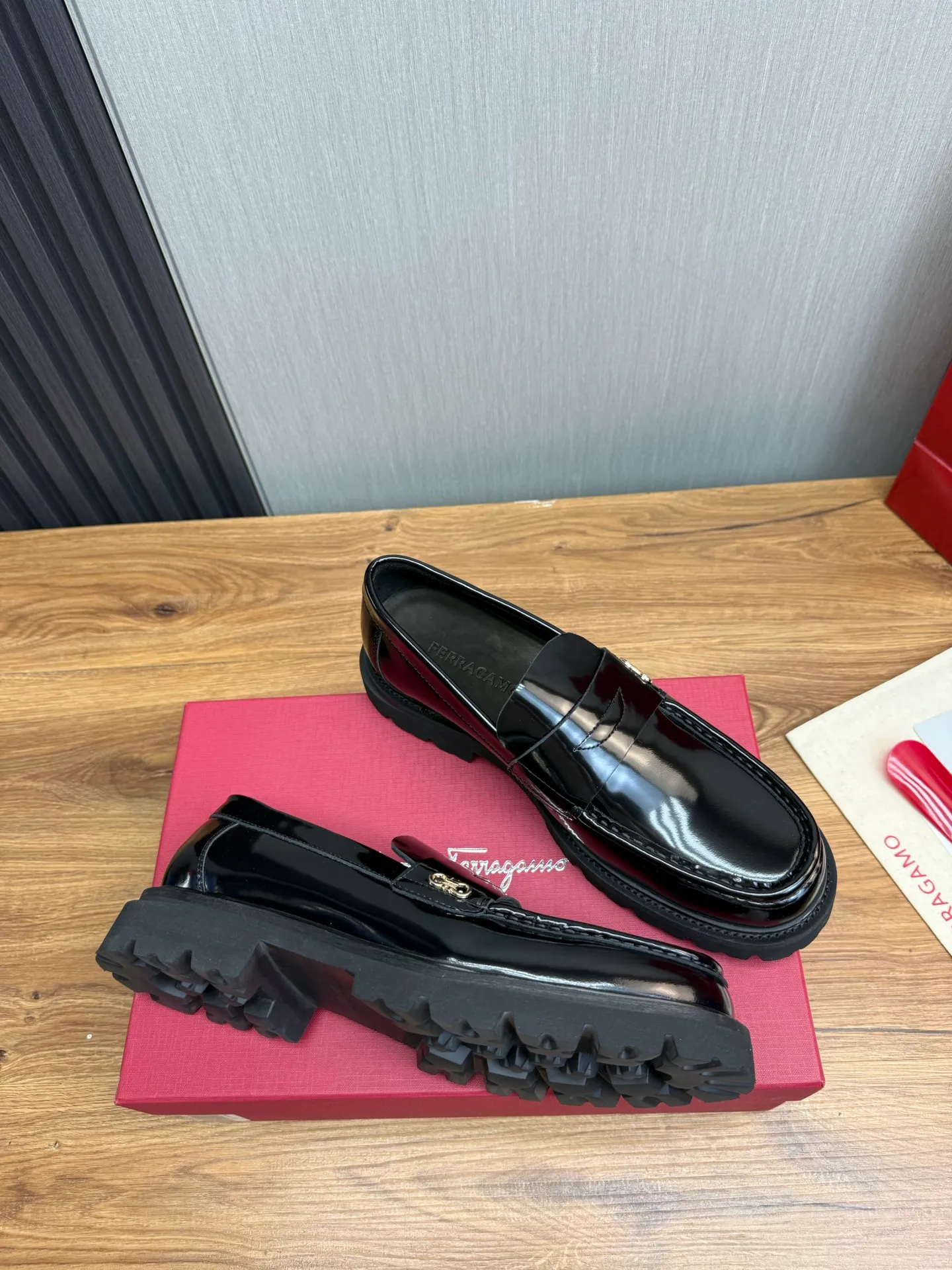 Men's shoes 💰880💰 Ferragamo. [Ferragamo] Men's Loaf leather shoes, the latest hot style, 1:1 original purchase quality, top quality, imported open-edge beaded cowhide leather on the upper, hand-made three-dimensional stitching highlights the round toe design, the inner feet are made of imported cowhide, with original wear-resistant rubber outsole, matching code 39-44, (38, 45 custom-made, non-refundable)